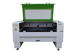 使用皮革切割機廠家的設(shè)備要注意哪些事情？