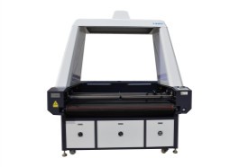 在皮革切割機廠家采購時要考慮哪幾個方面？